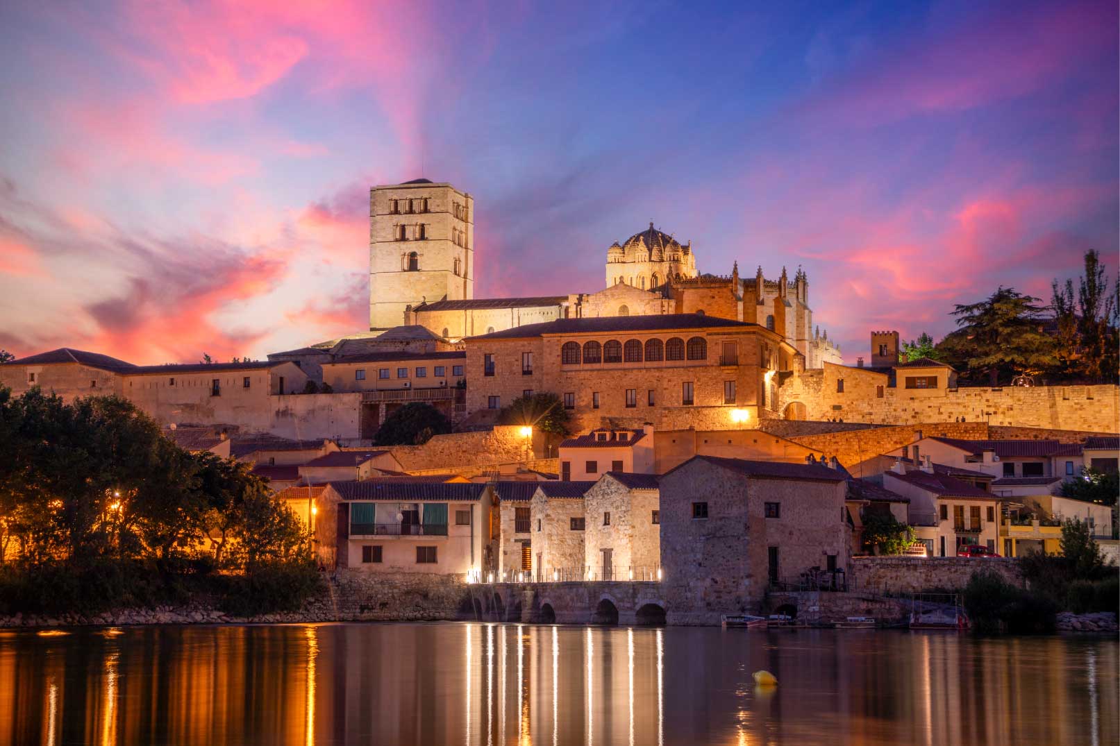 Humedades en Zamora Castilla León, casco antiguo con la Catedral sobre el río Tormes